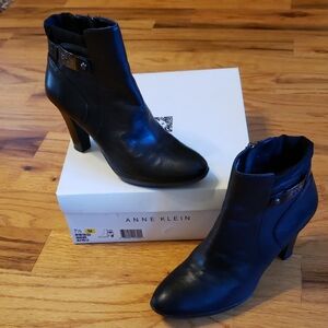 Anne Klein Elegant Black Heeled Boots Size: 7 1/2M